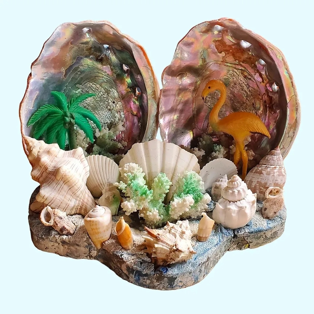 Large vintage seashell diorama / TV lamp